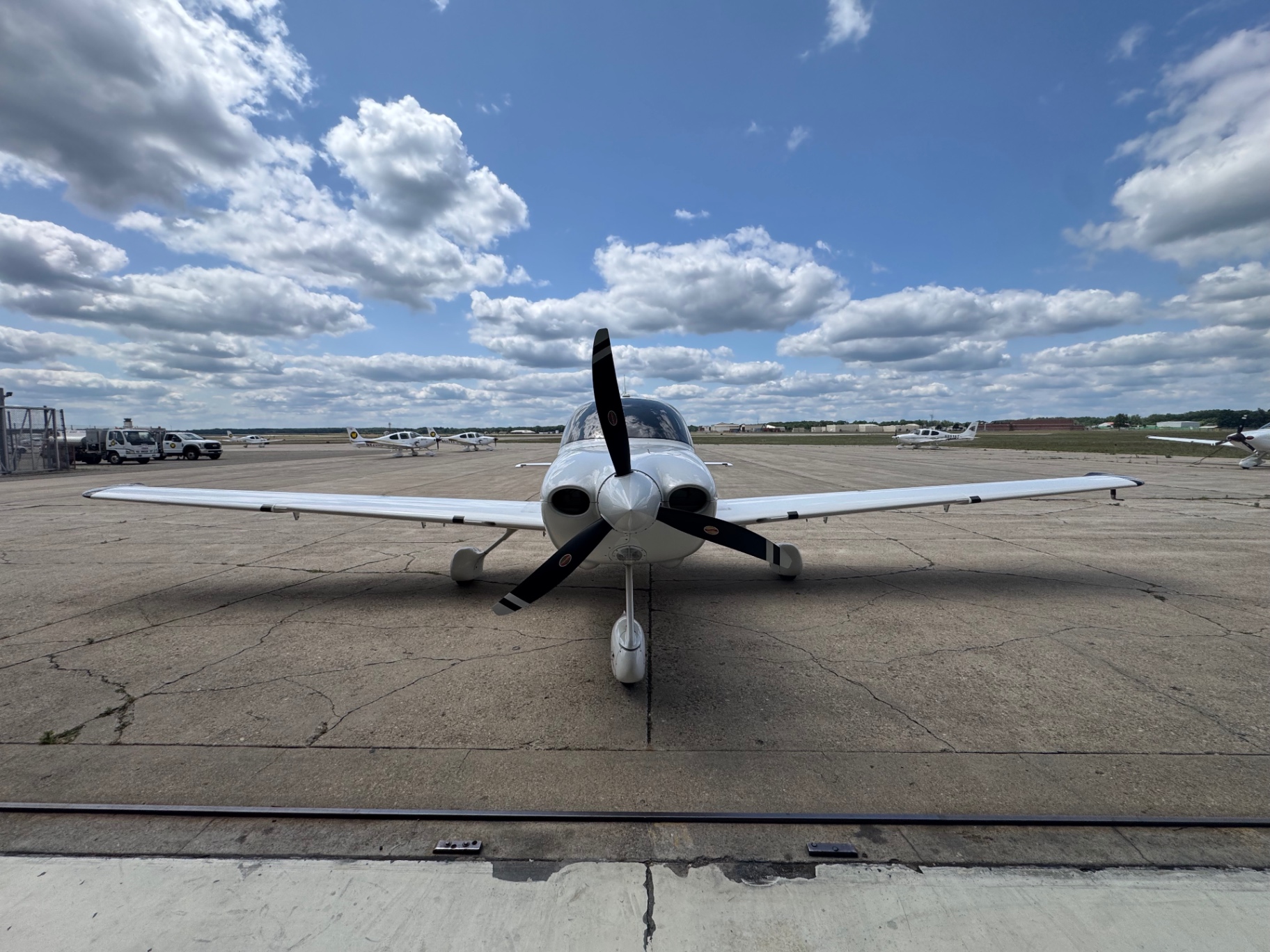 Head-on view of a club Cirrus SR20-G2 on the ramp